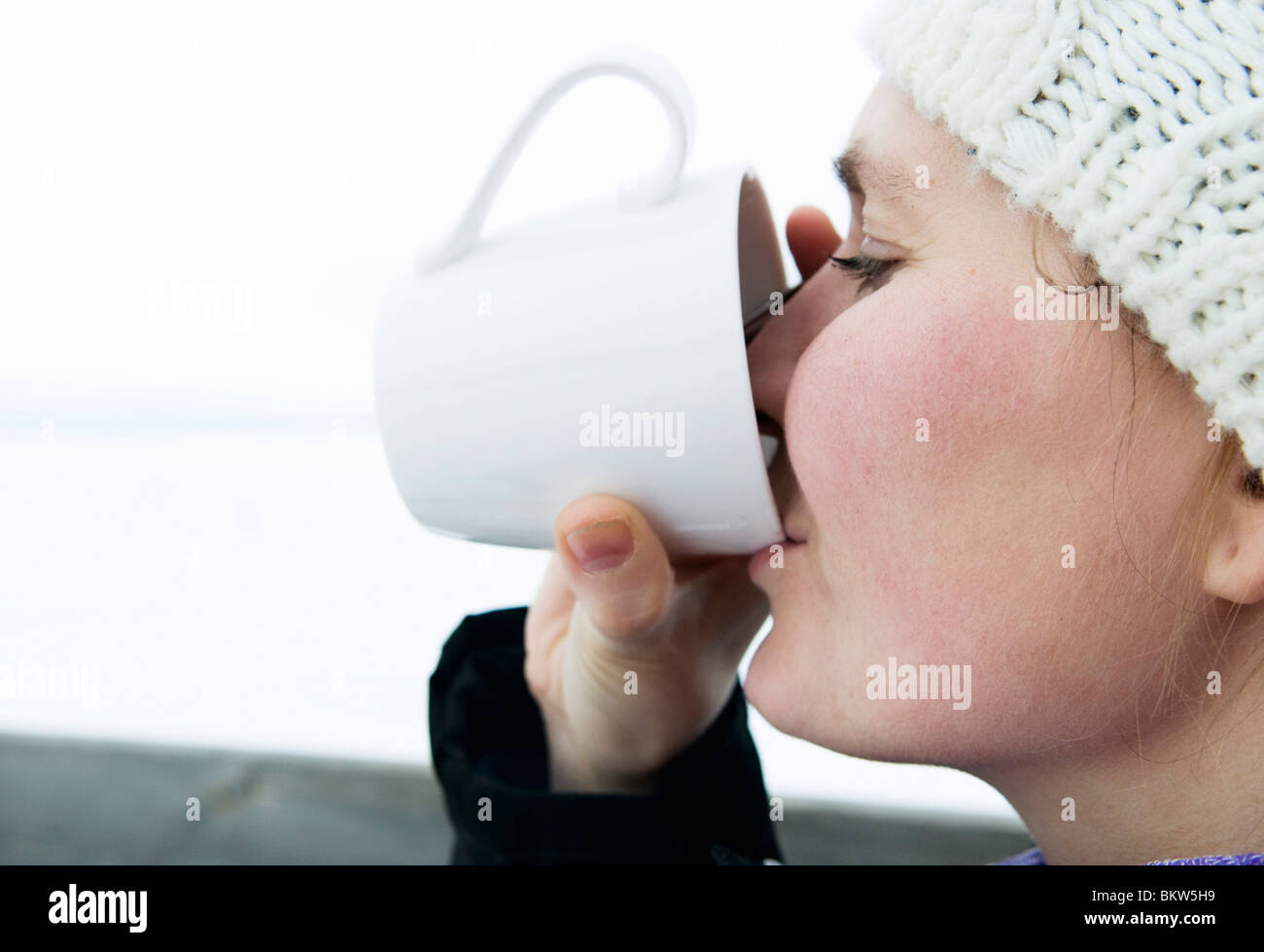 Frau mit Tasse heiße Getränke Stockfoto