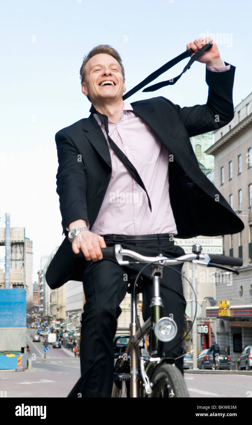 Mann auf Fahrrad lösen Krawatte Stockfoto