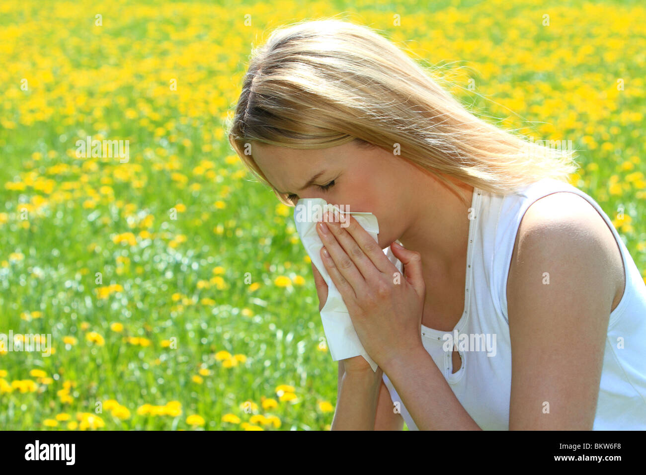 Frauen mit Pollenallergie in einer Frühlingswiese Stockfoto