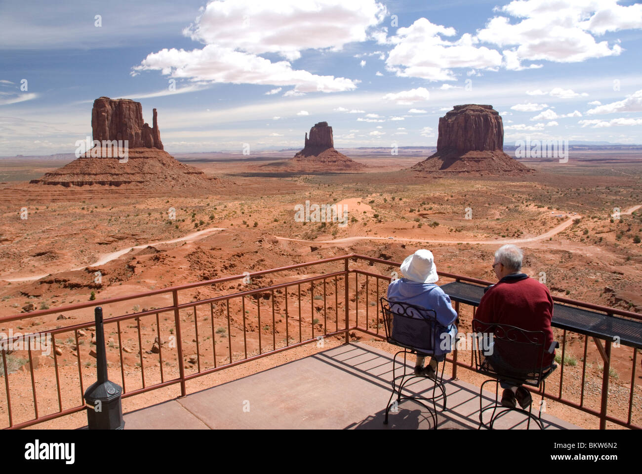 Touristen auf den Navajo Tribal Park Besucher Center Monument Valley Utah USA Nordamerika Mesas und buttes Stockfoto