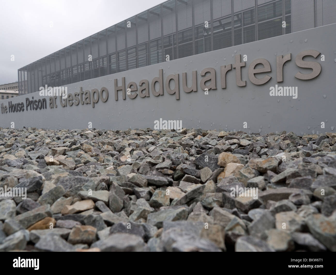 Außenansicht des neuen Topographie des Terrors historischen Museums an Stelle der ehemaligen Gestapo-Zentrale in Berlin Deutschland Stockfoto