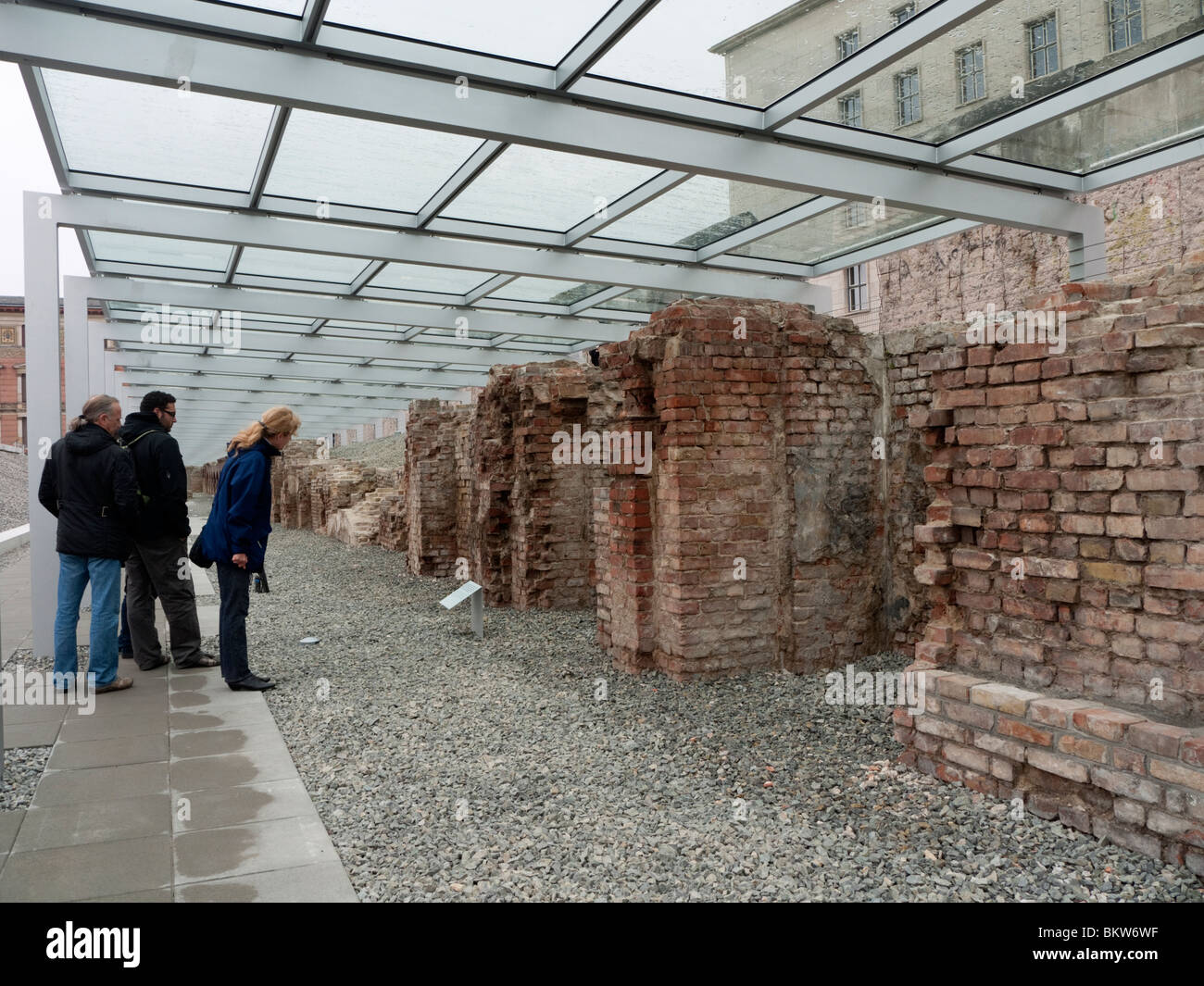 Außenansicht des neuen Topographie des Terrors historischen Museums an Stelle der ehemaligen Gestapo-Zentrale in Berlin Deutschland Stockfoto