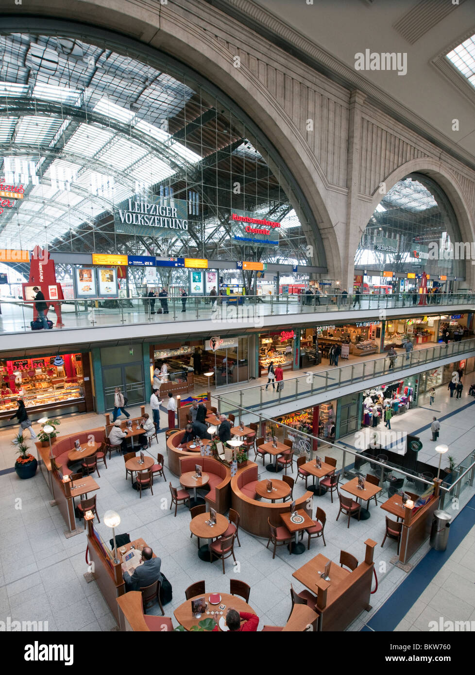Innere des großen Atrium im Leipziger Bahnhof oder Hauptbahnhof in Leipzig Deutschland Stockfoto