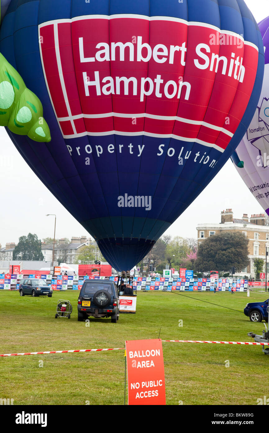 London Marathon 2010. Lambert Smith Hampton Heißluftballon am Anfang auf Blackheath. Stockfoto