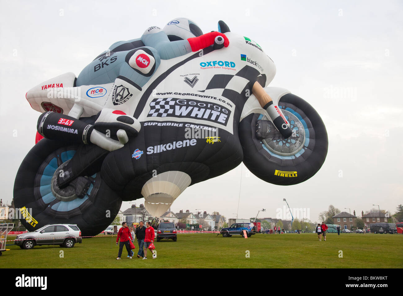 London Marathon 2010. Ein rennmotorrad Heißluftballon durch Linstrand Luftballons zu Beginn der Veranstaltung den Blackheath. Stockfoto