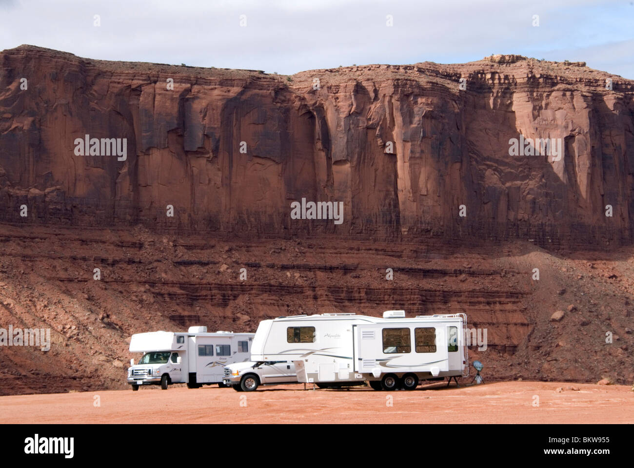 Wohnmobile Wohnmobile geparkt auf dem primitiven Campingplatz an der Navajo Tribal Park Besucher Zentrum Monument Valley Utah USA Stockfoto