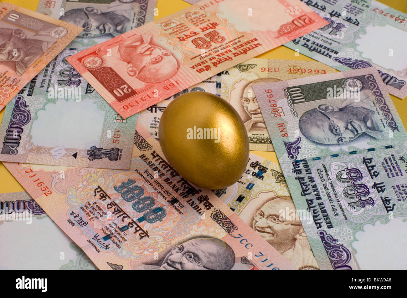 Indische Rupie Geldscheine und ein goldenes Ei Stockfoto