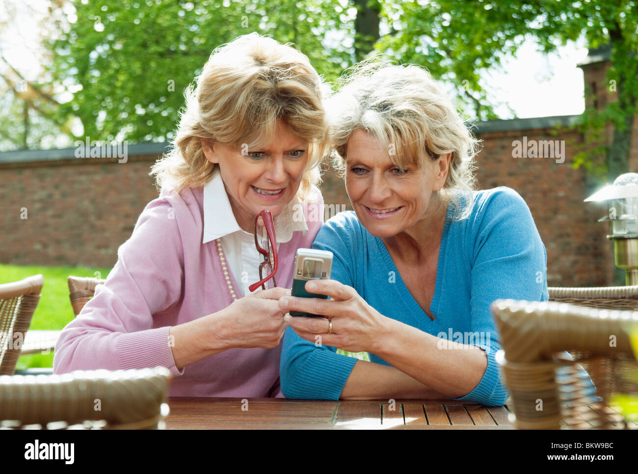 Frauen, die am Handy Stockfoto