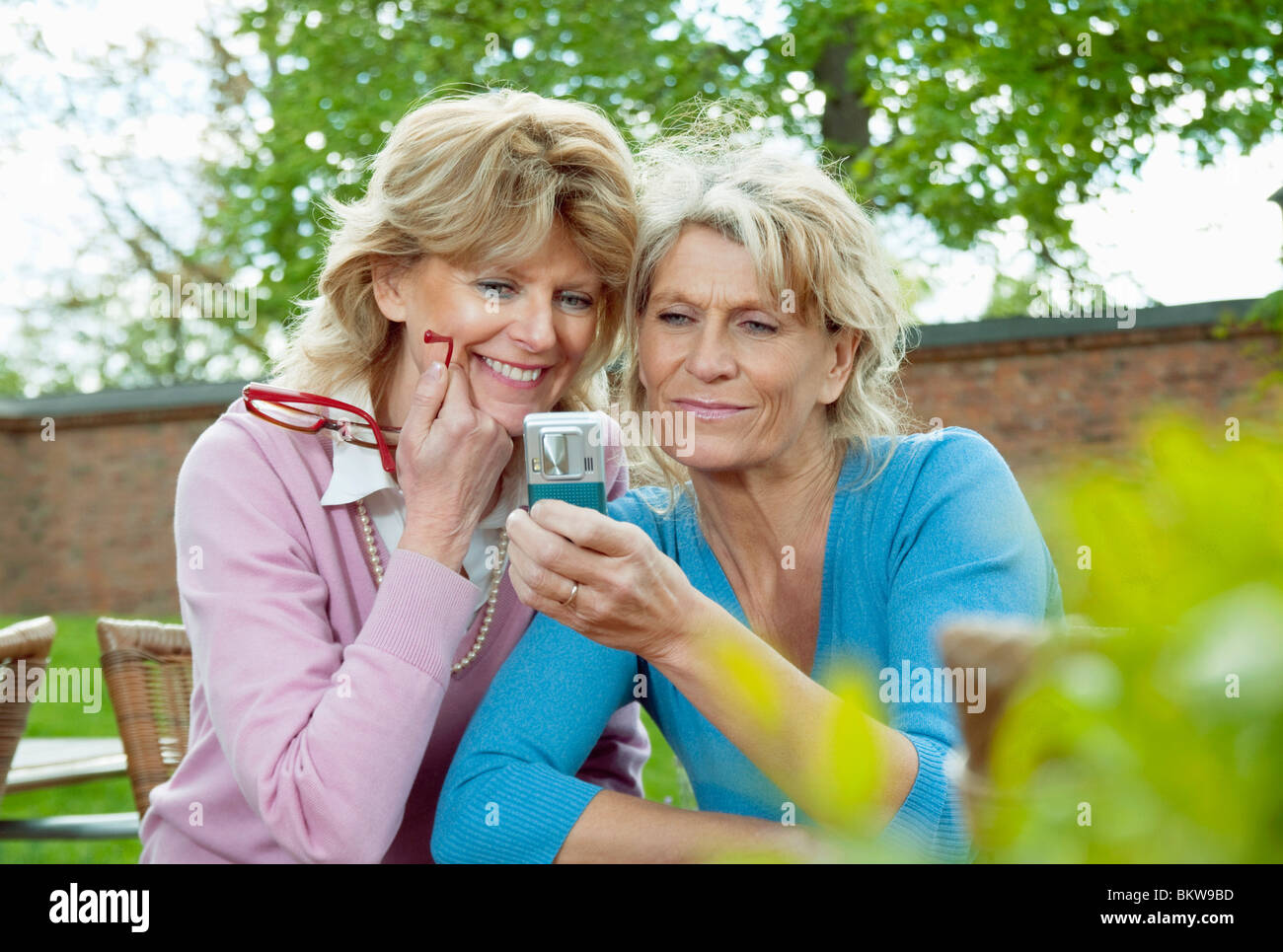 Freunde ansehen Handy Stockfoto