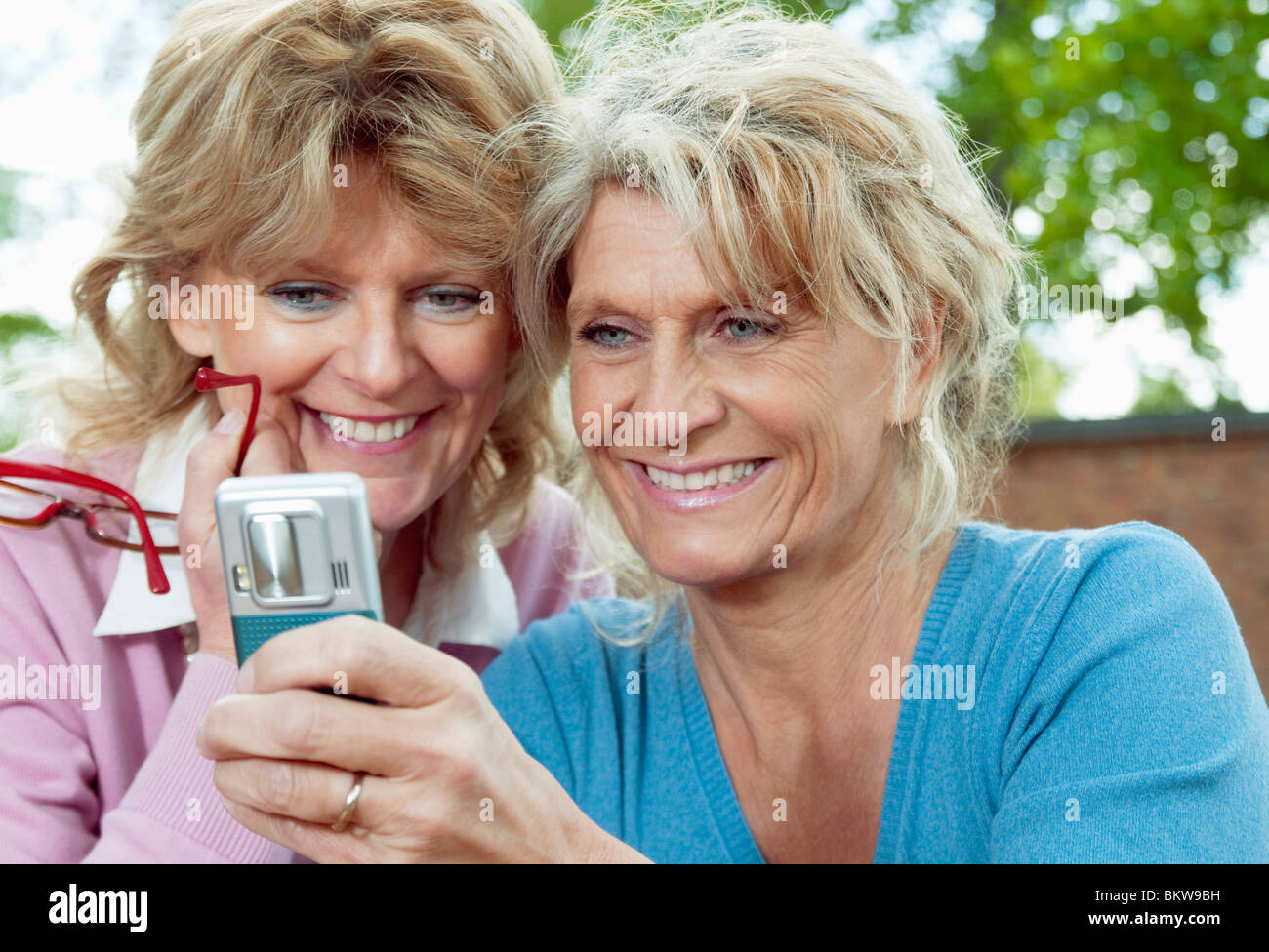 Closeup auf Frauen und Handy Stockfoto