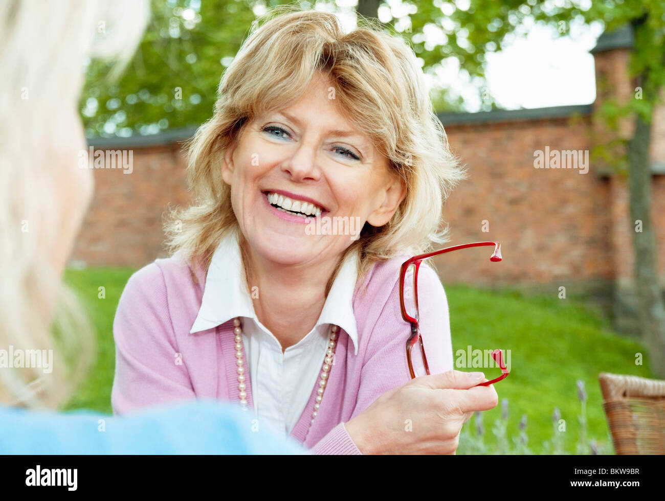 Frau im Garten Stockfoto
