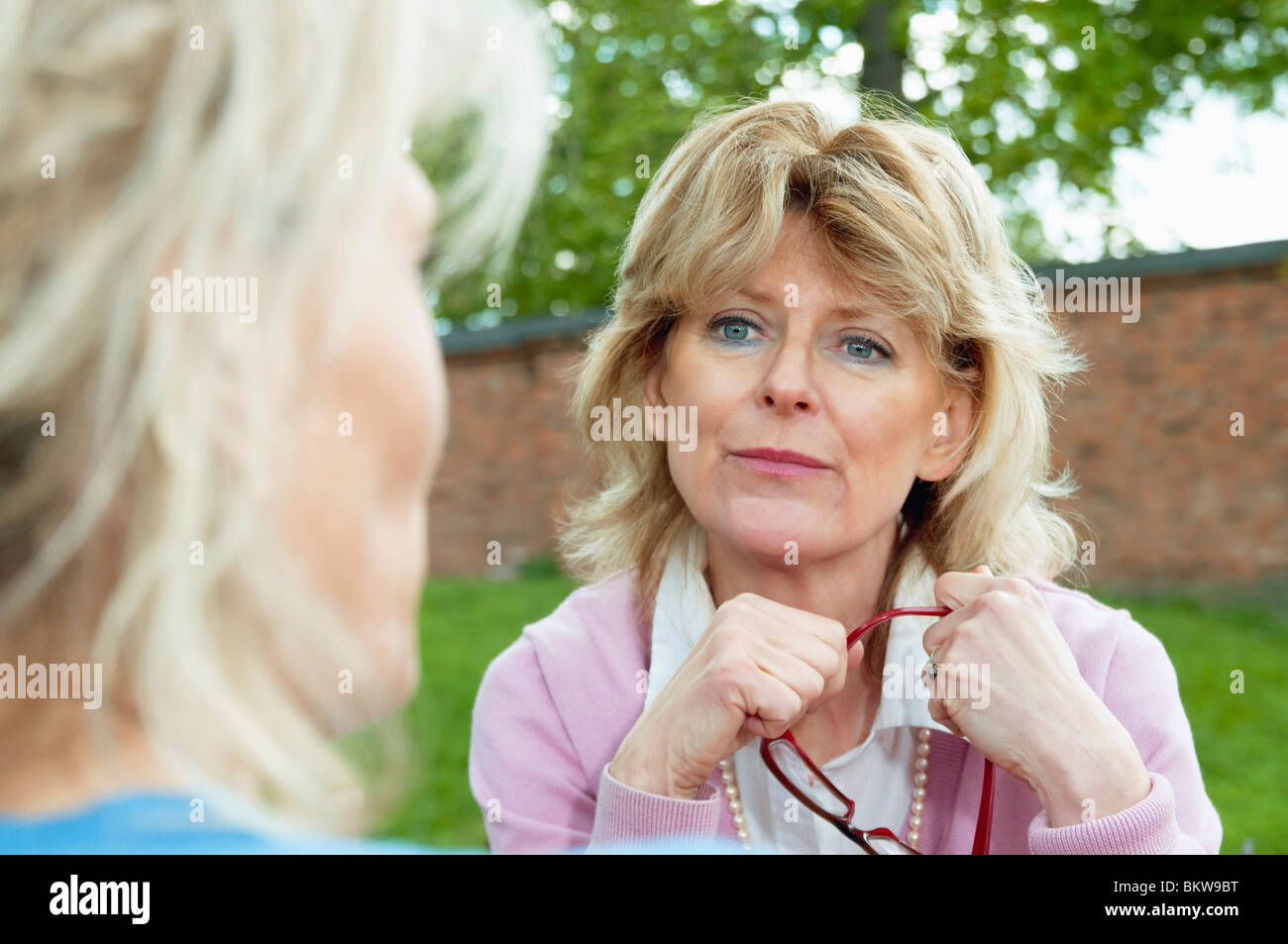 Frau Freund anhören Stockfoto