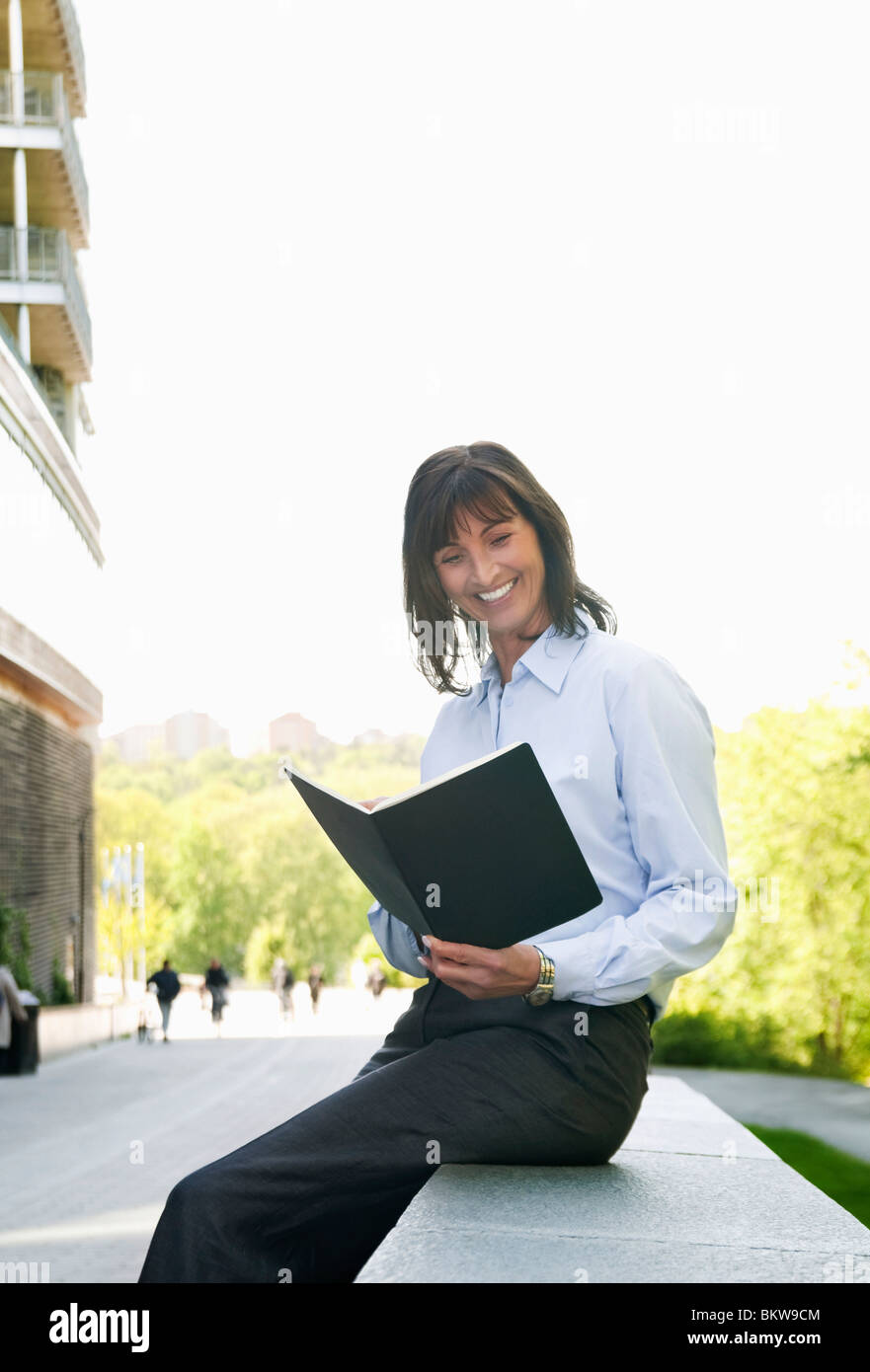 Frau liest Stockfoto