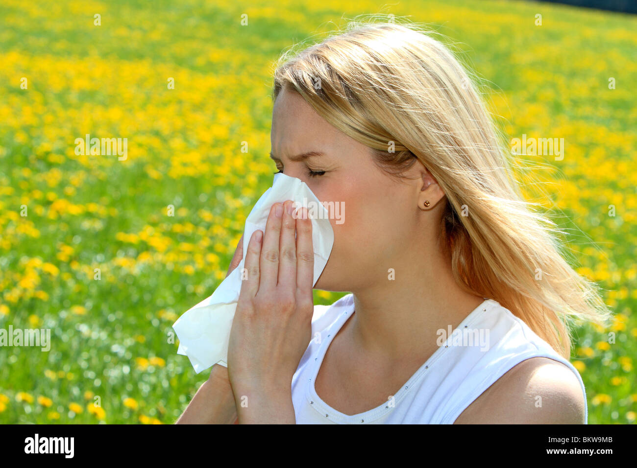 Frauen mit Pollenallergie in einer Frühlingswiese Stockfoto