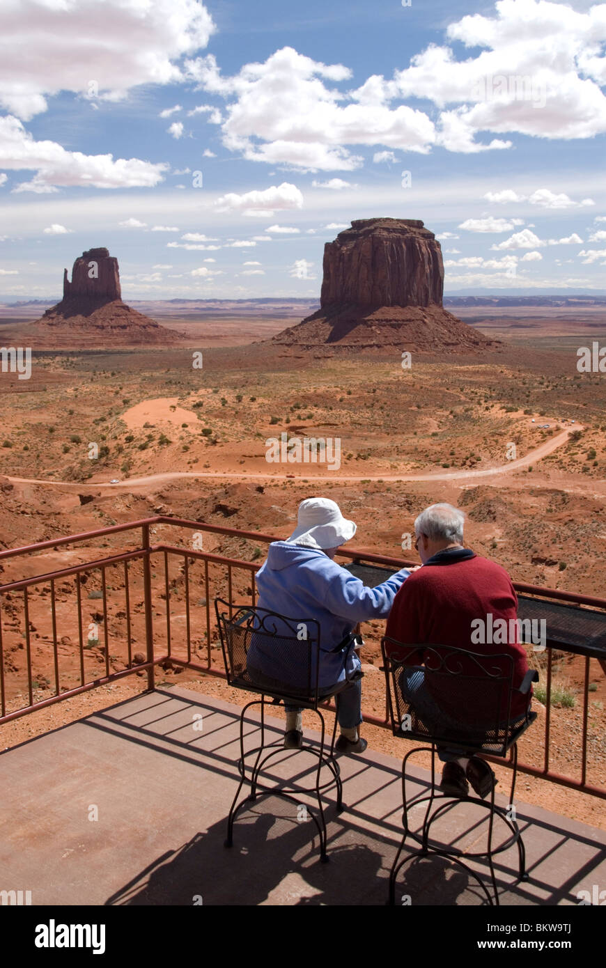 Touristen auf den Navajo Tribal Park Besucher Center Monument Valley Utah USA Nordamerika Mesas und buttes Stockfoto
