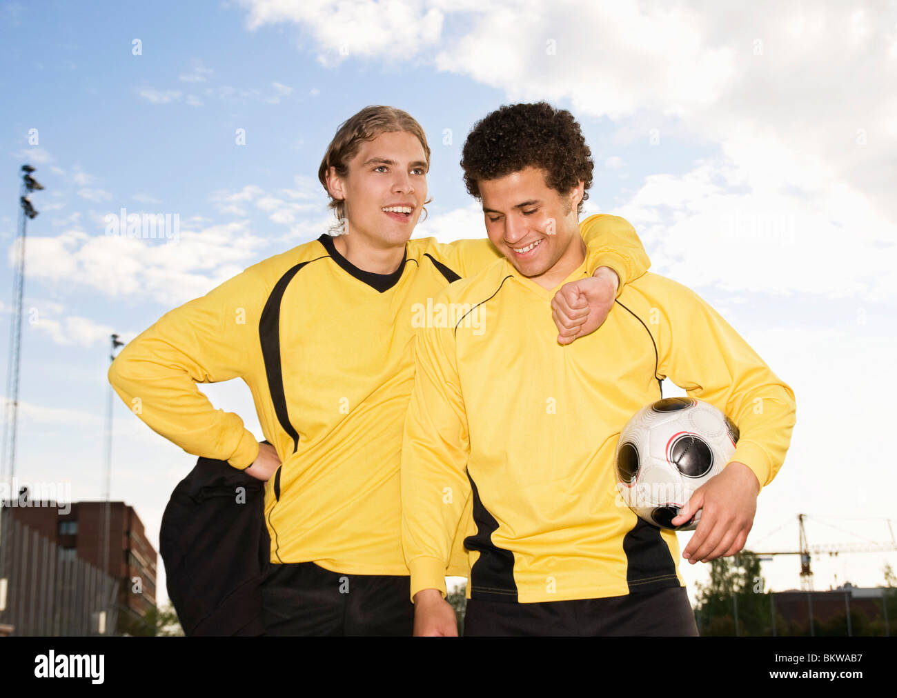 Zwei Jungs posieren mit Fußball Stockfoto