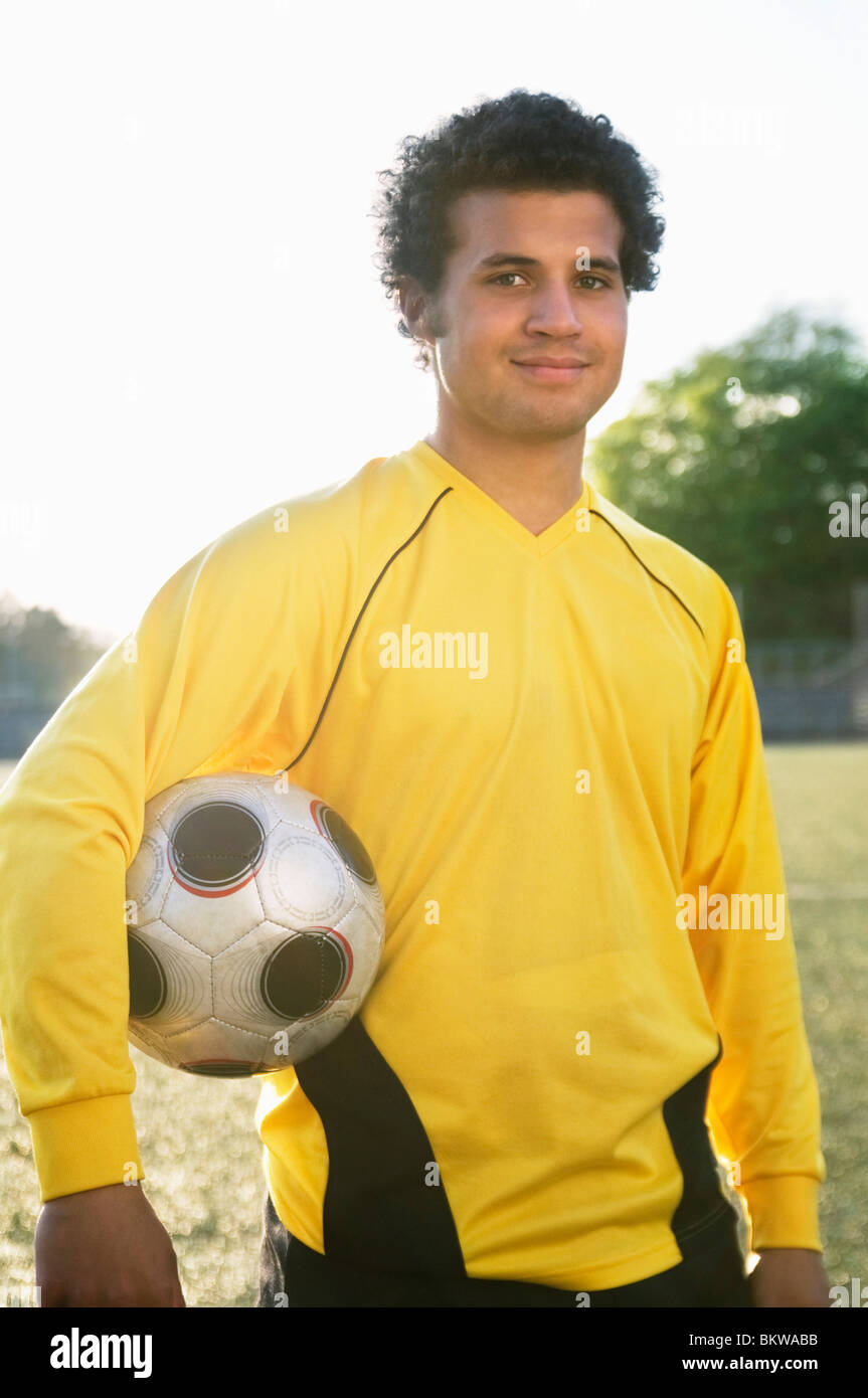 Junger Mann mit Fußball Stockfoto