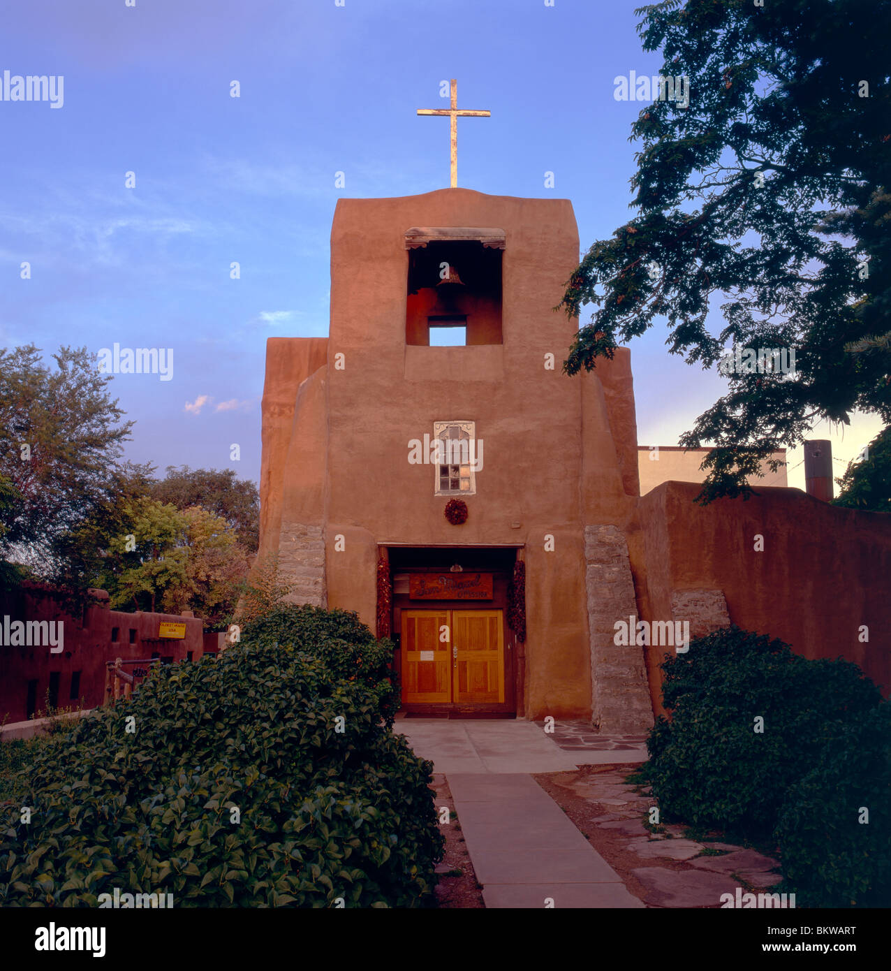 Die Abenddämmerung der San Miguel Chapel, die ursprünglich 1626 erbaut wurde, wurde nach der Revolte von 1680, Santa Fe, New Mexico, USA, wieder aufgebaut Stockfoto