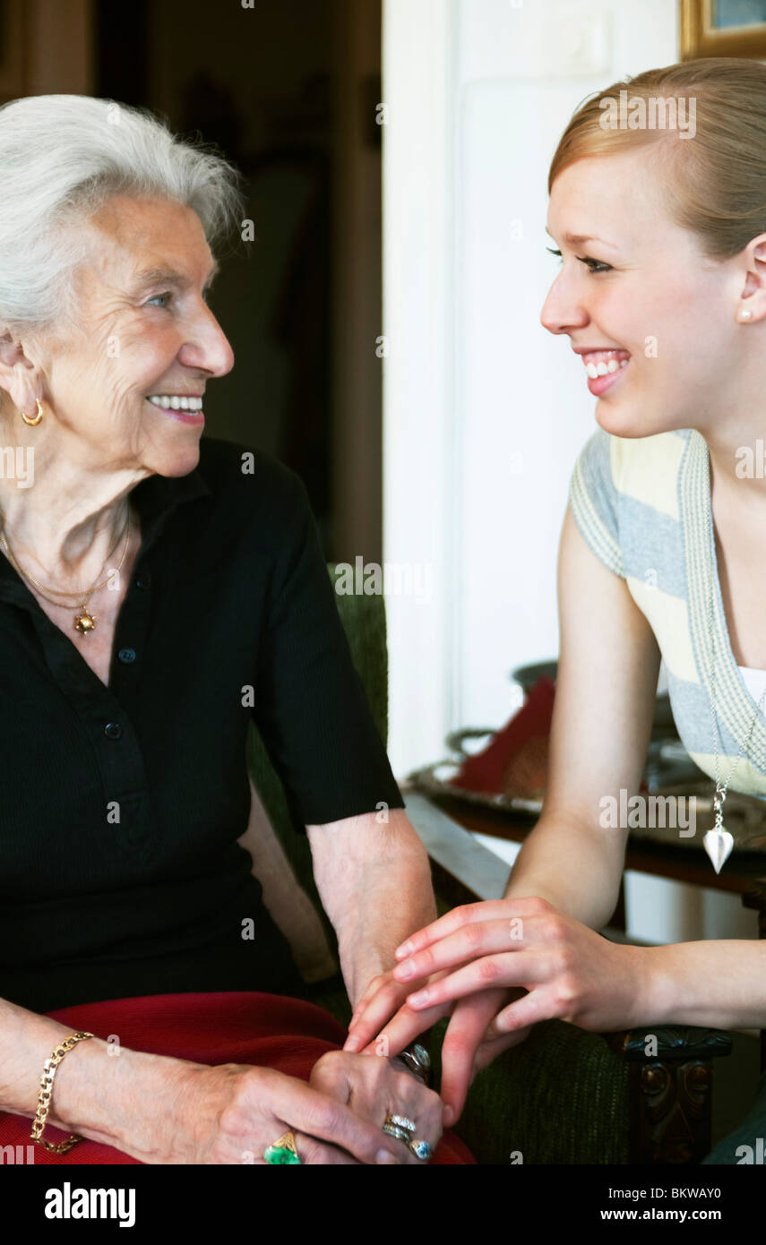 Frau kümmert sich um ältere Dame Stockfoto