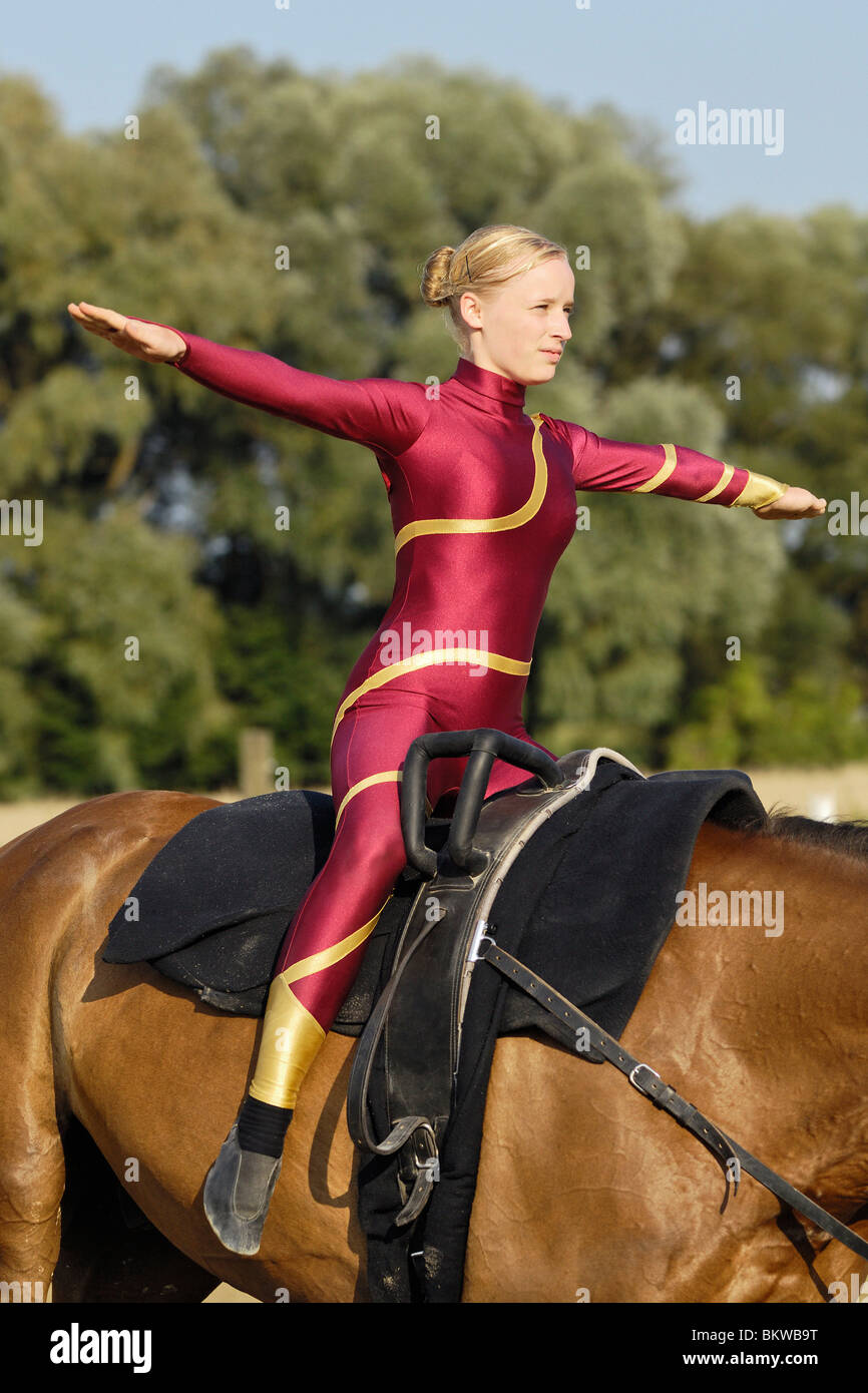 junge Frau auf Pferd - Reiten Voltigieren Stockfoto junge Frau auf Pferd - Reiten Voltigieren Stockfoto