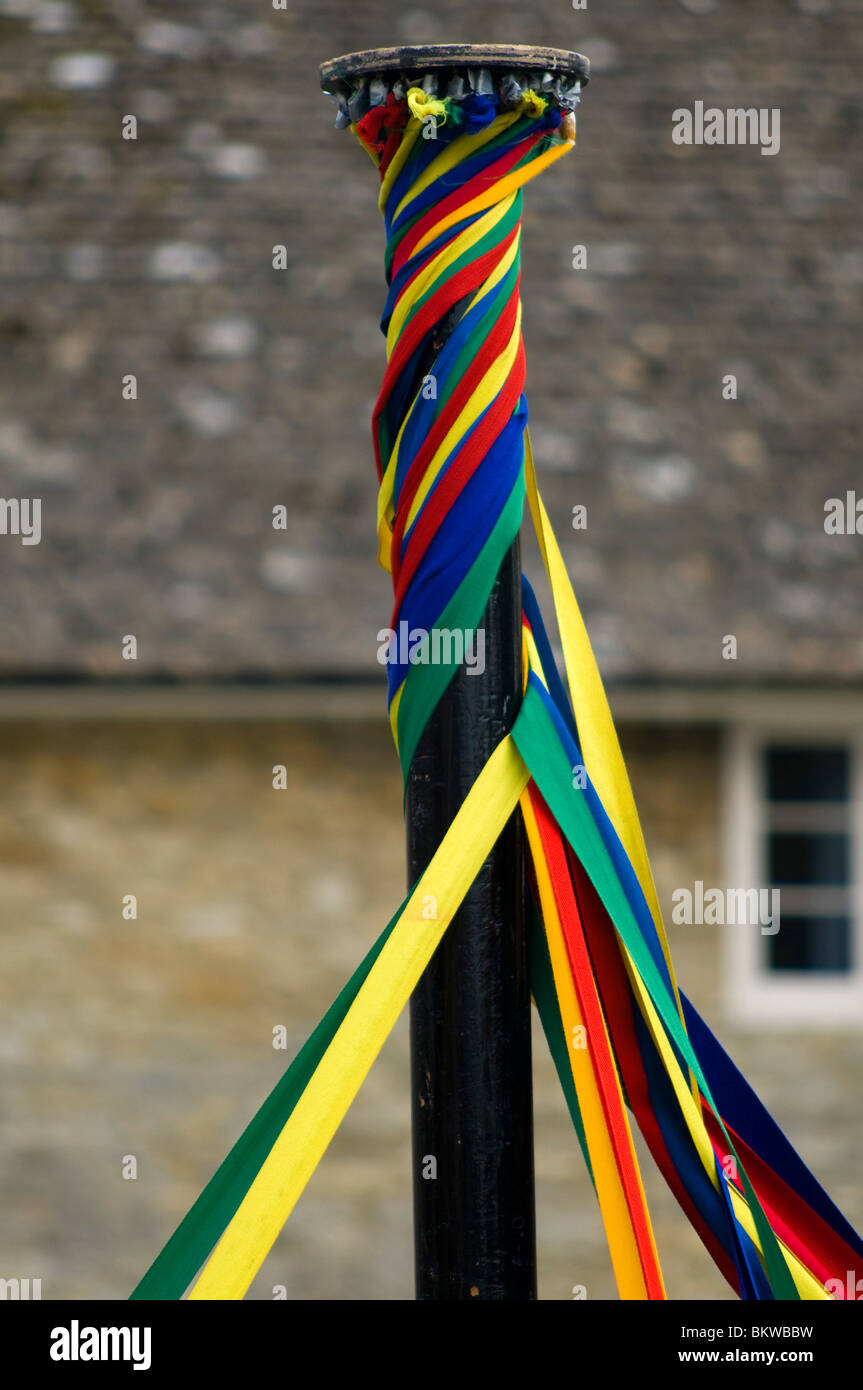 Oben ein Maibaum mit farbigen Bändern Stockfoto