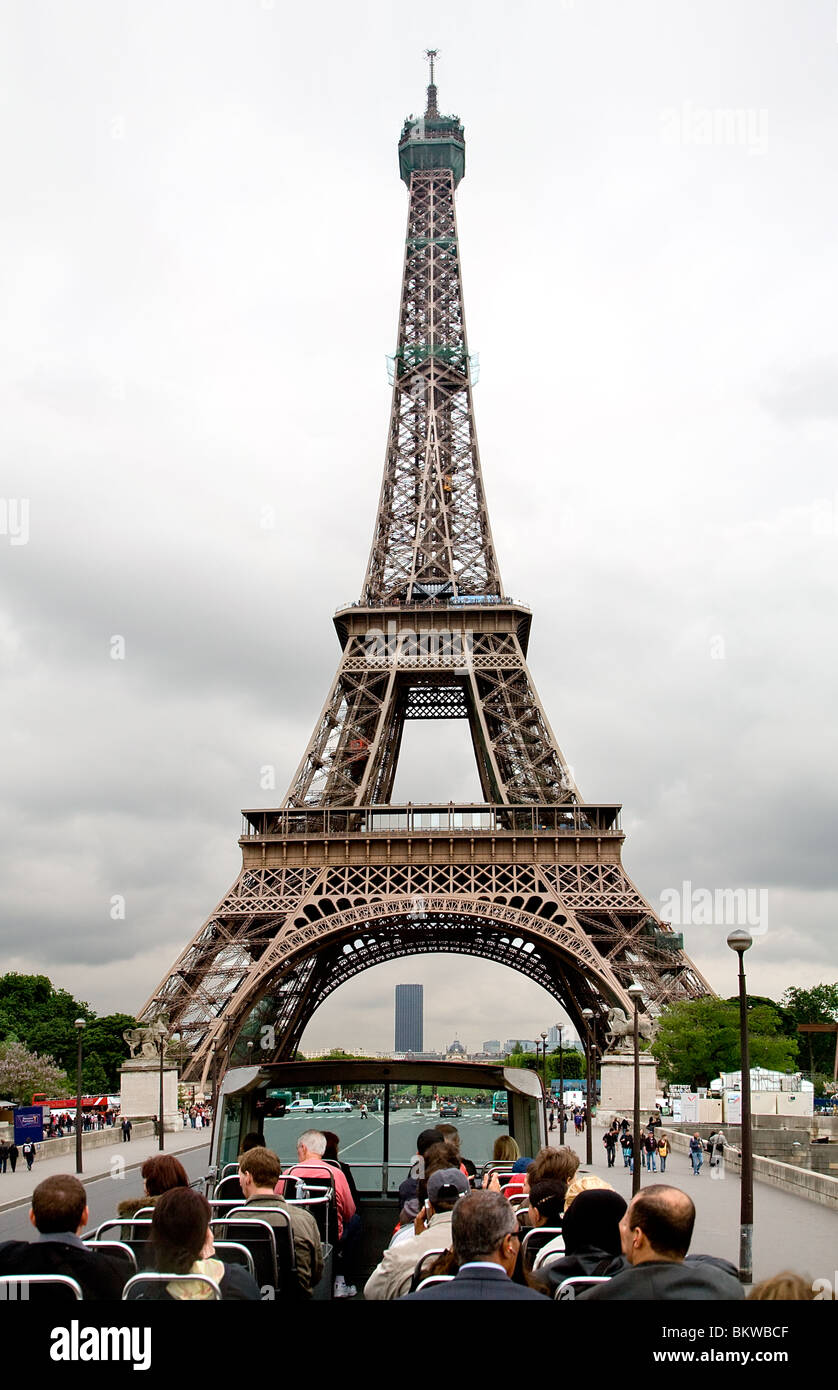 Blick auf den Eiffelturm aus einem Cabrio-Doppeldeckerbus unter Gewitterhimmel, Paris, Frankreich Stockfoto