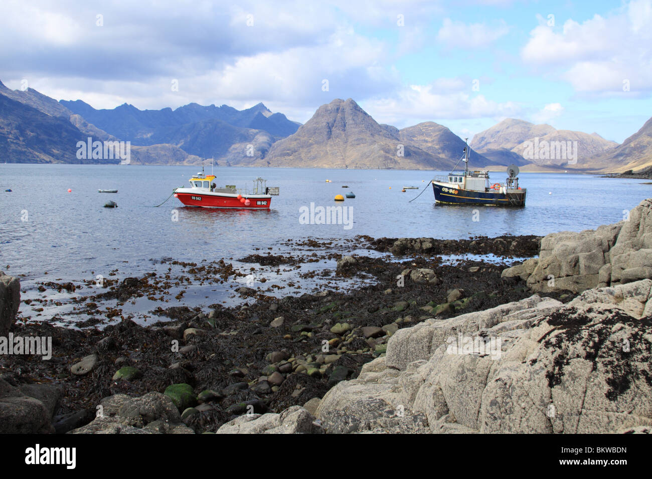 Angelboote/Fischerboote vor Anker, Meer See, Landschaft, Küste, Schottland, Skye, Cullins, Highlands, Islands, Isle Of Skye, Stockfoto