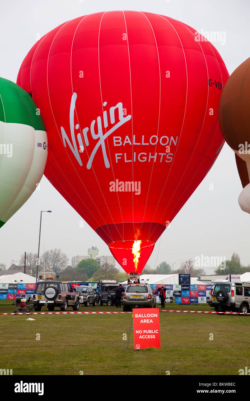 London Marathon 2010. Jungfrau heissluftballon erwärmt sich vor Beginn der Veranstaltung den Blackheath. Stockfoto