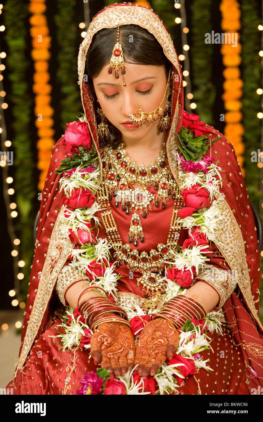 Indische Braut Blick auf ihre Hände mit Henna-tattoo Stockfoto