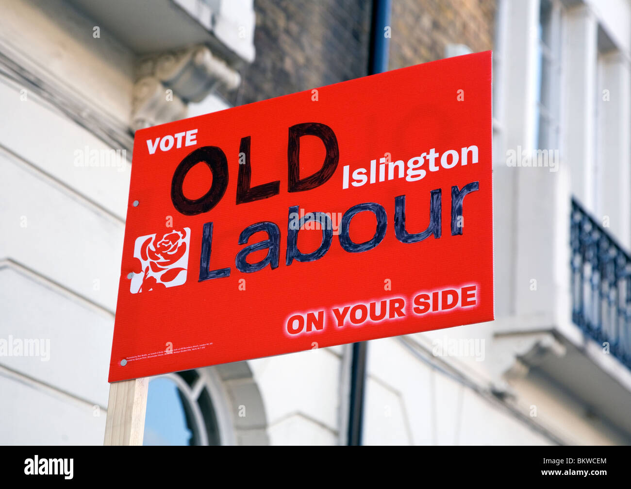 "Alte Arbeitskräfte" Plakatkarton außerhalb Islington House in London Stockfoto