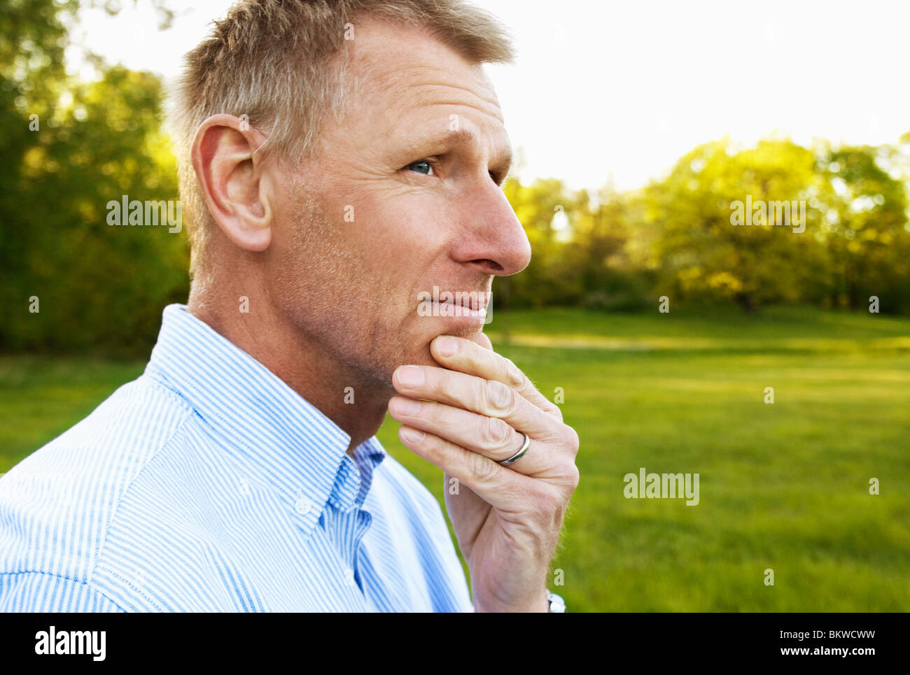 Einsamer Mann auf einem Feld stehen Stockfoto