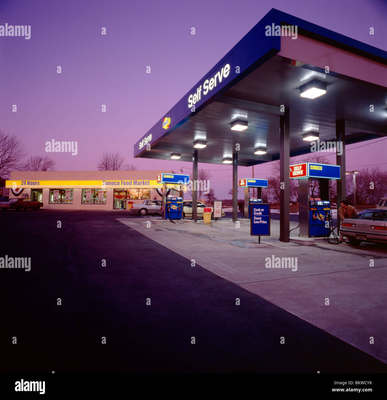 Abenddämmerung Blick auf eine Tankstelle und Convenience-Shop Stockfoto