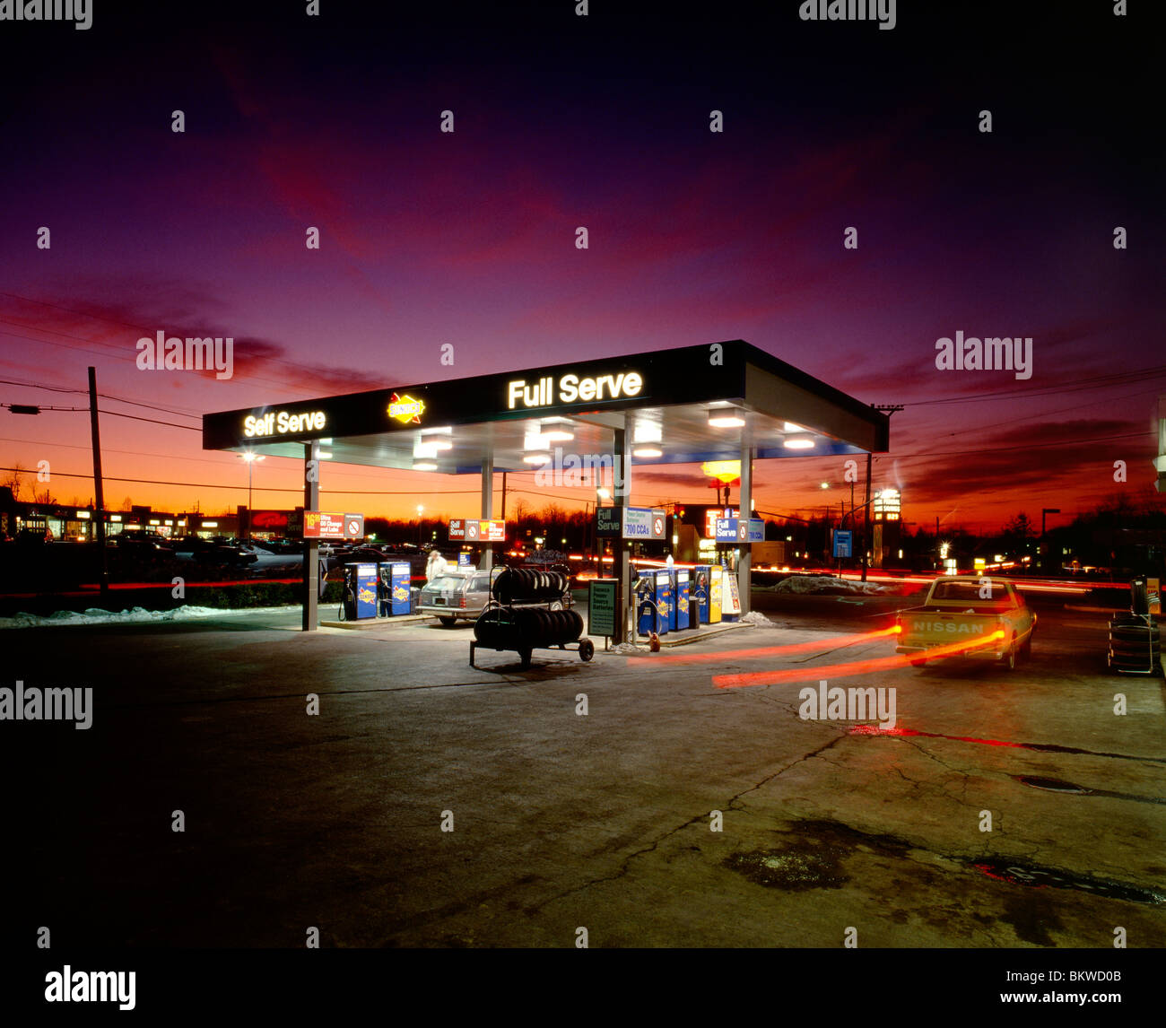 Abenddämmerung auf einer Tankstelle und Convenience-Shop; Maple Glen, Pennsylvania, USA Stockfoto