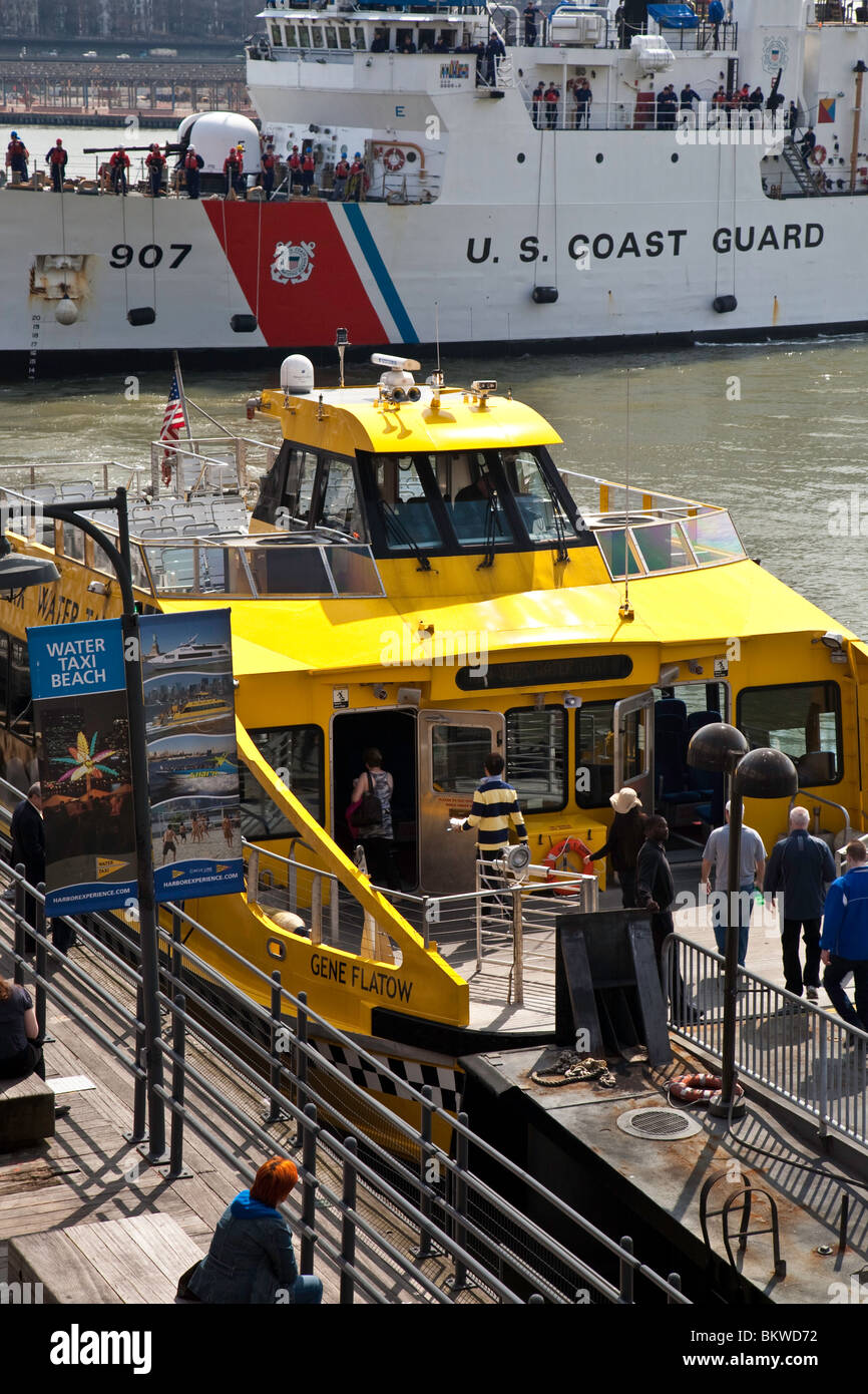 South Street Seaport, East River Traffic, NYC Stockfoto