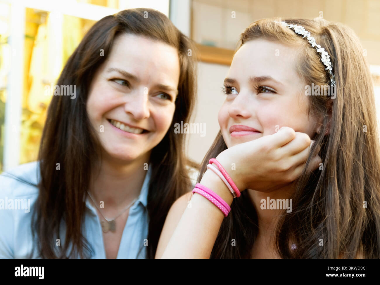 Dunklen Haaren Mutter und Tochter Stockfoto