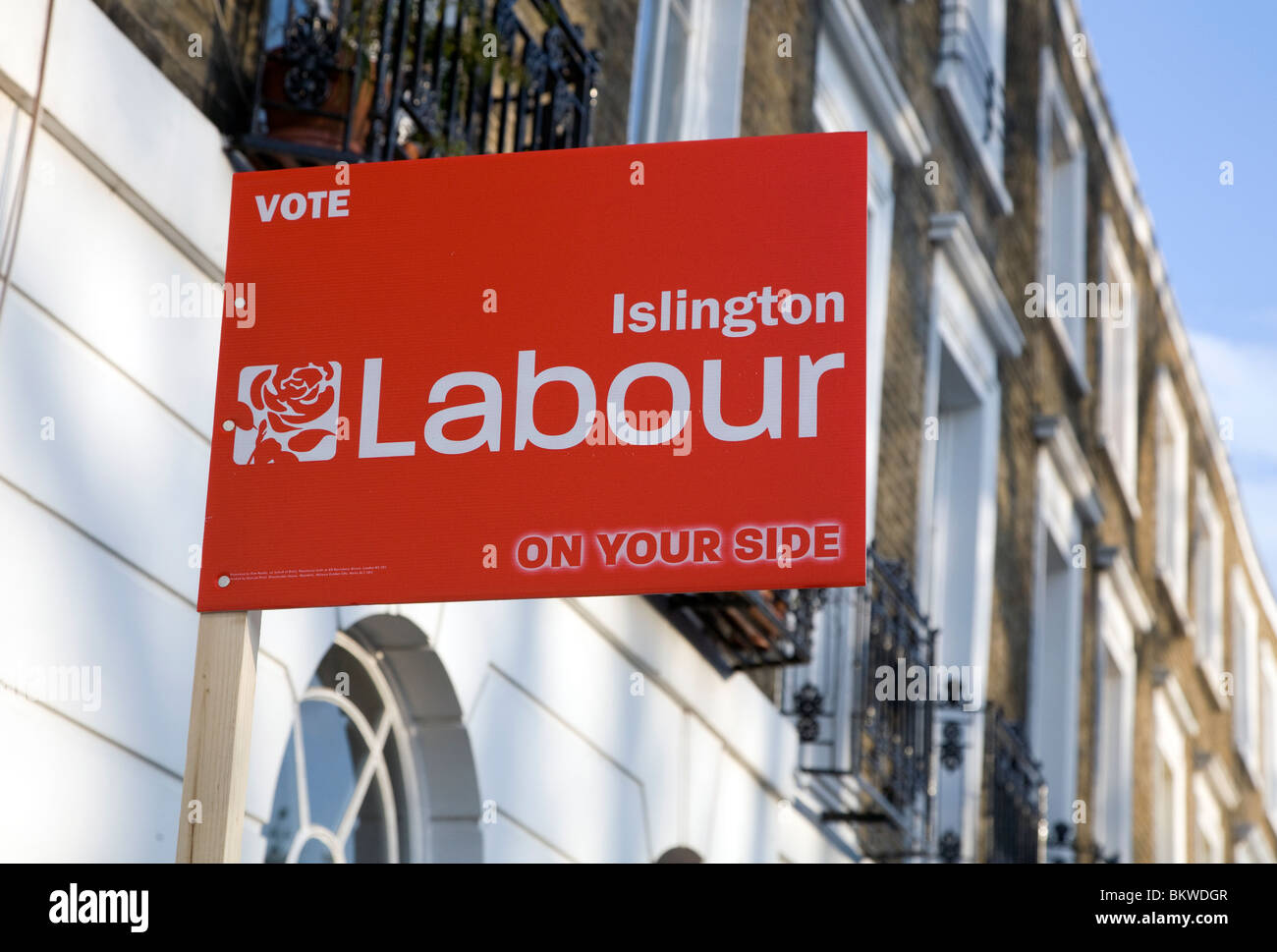 Labour Party Plakat vor Haus in Islington, London Stockfoto