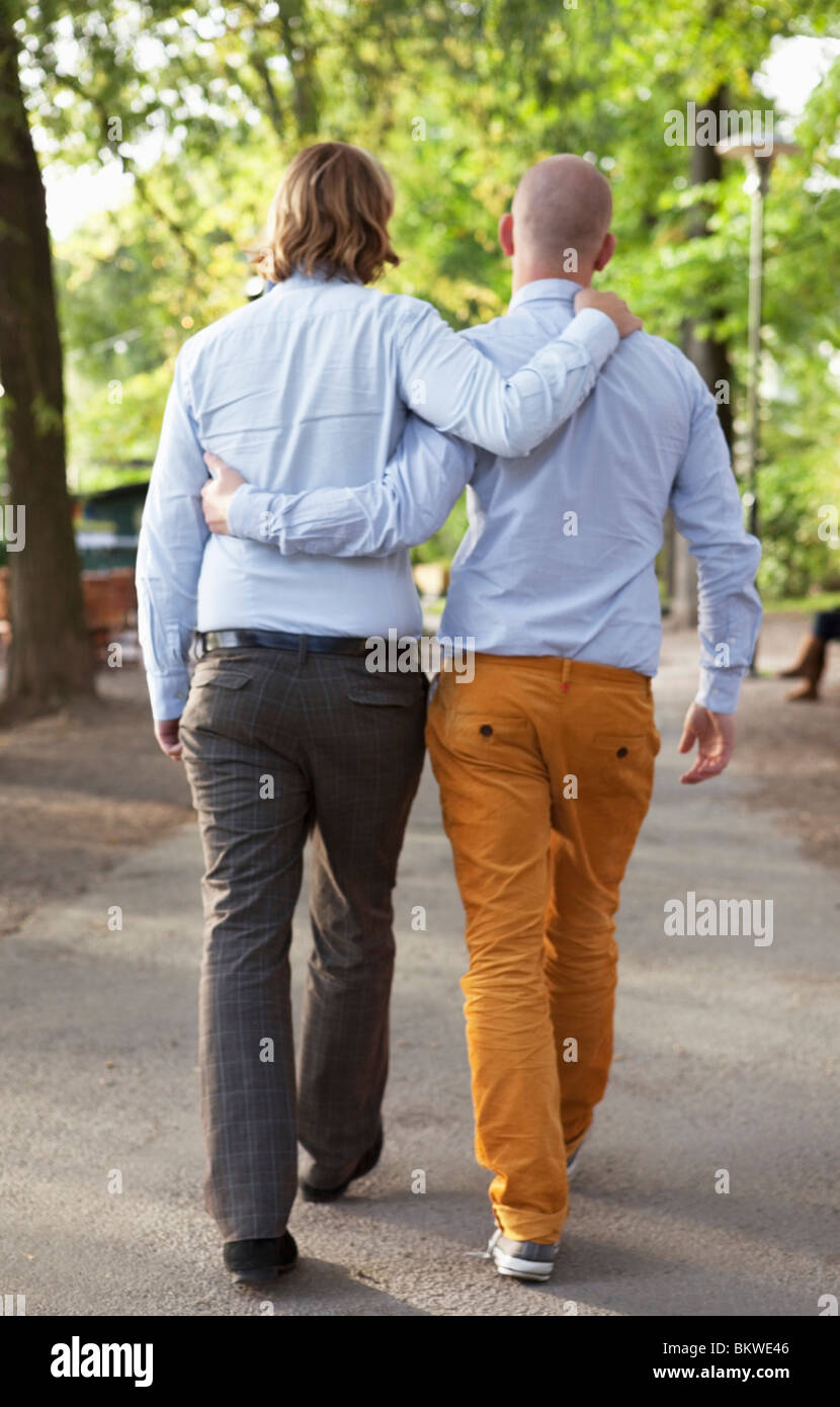 Zwei schwule Männer gehen im freien Stockfoto