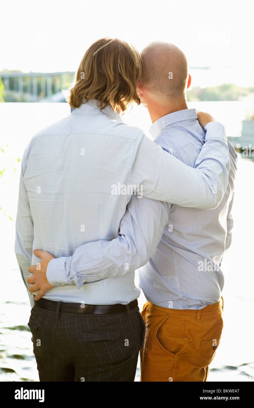 Zwei schwule Männer stehen am Wasser Rand Stockfoto