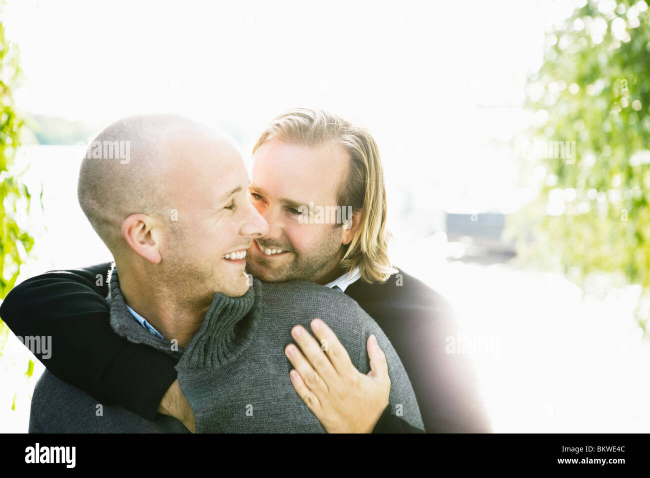 Zwei schwule Männer gegenseitig halten Stockfoto