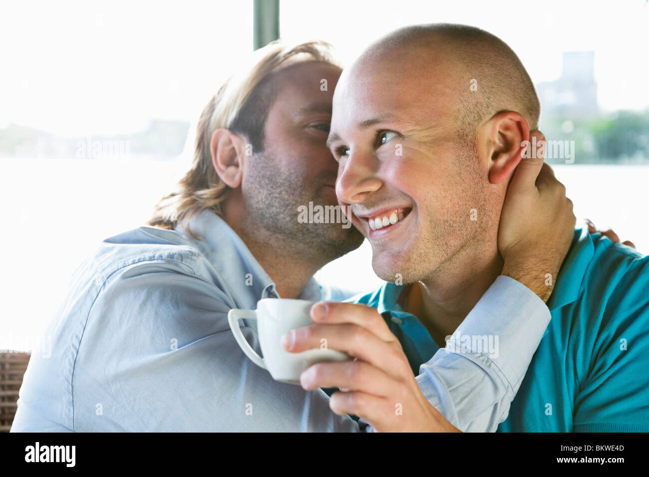 Zwei schwule Männer in einem Kaffeehaus Stockfoto