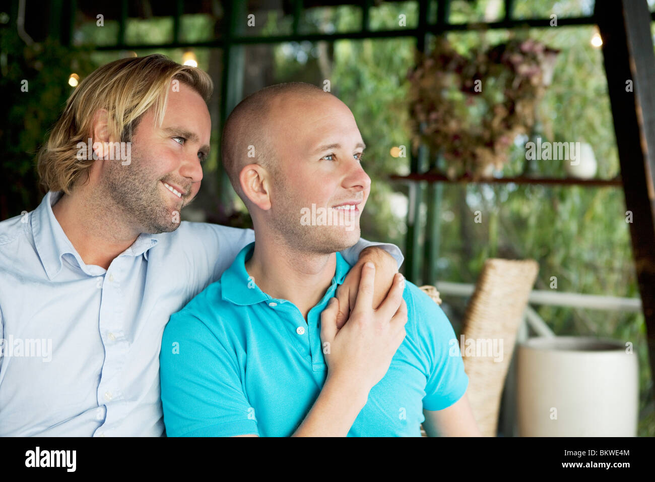 Zwei schwule sitzen im Innenbereich Stockfoto