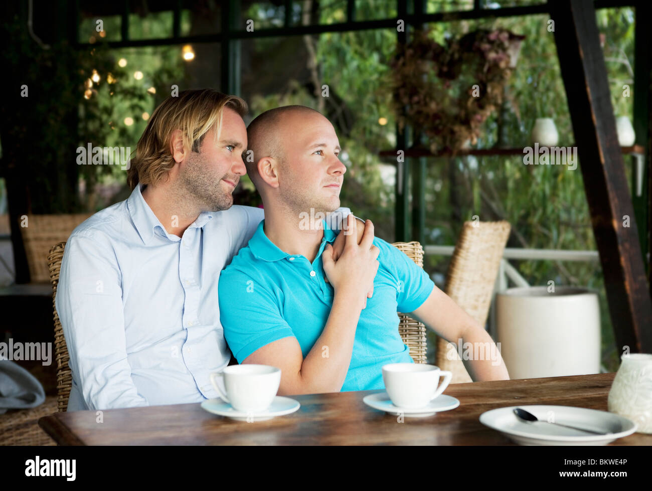 Zwei Männer in der Liebe im Kaffeehaus sitzen Stockfotografie Alamy