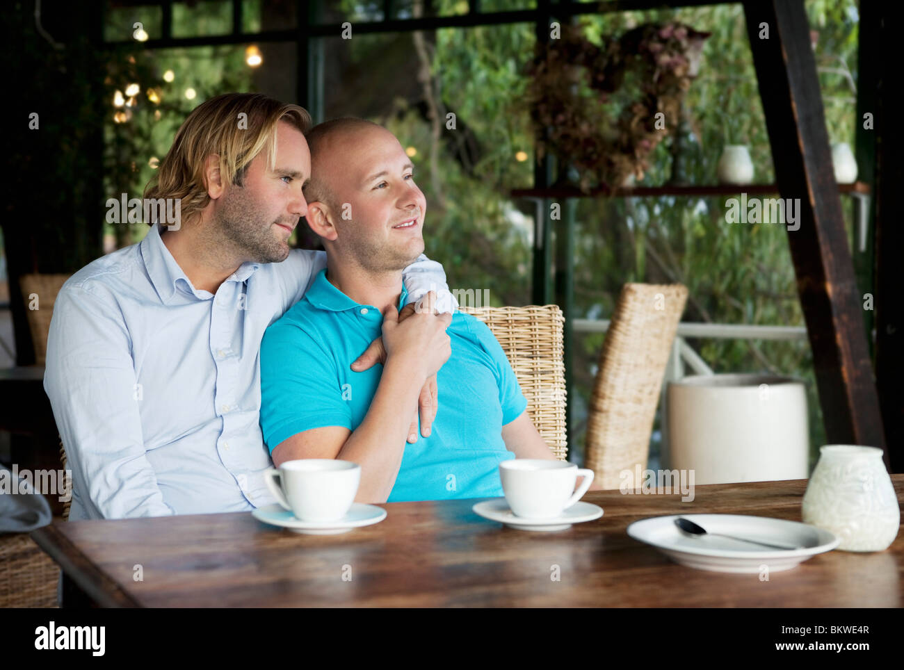 Zwei Männer sitzen im Innenbereich Stockfoto