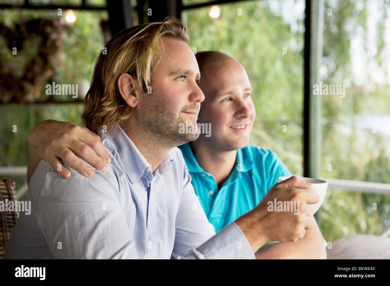 Zwei Männer aus dem Fenster schauen Stockfoto