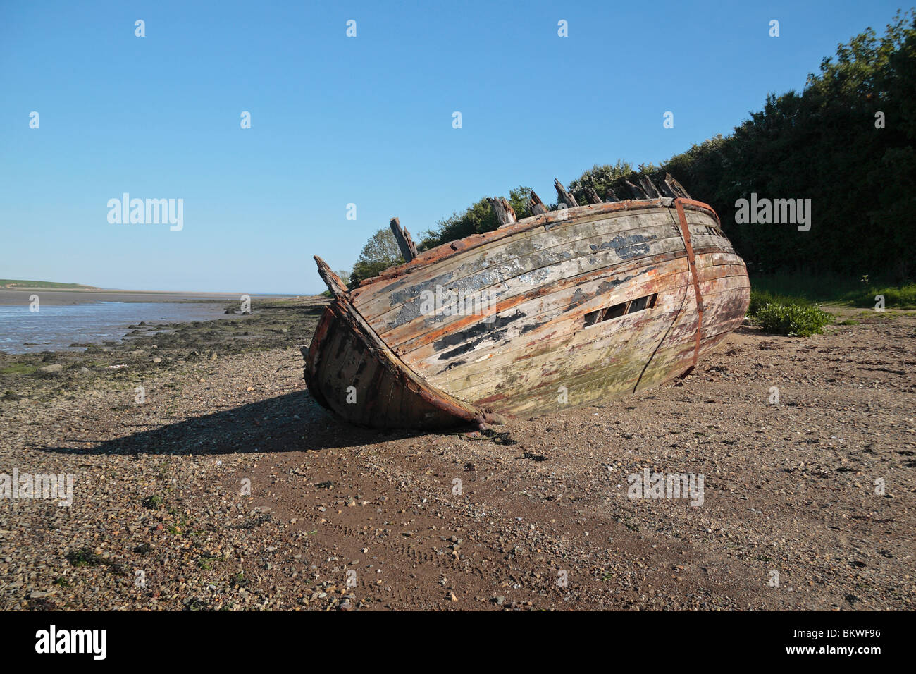 Ein zerstörten Boot gestrandet durch die Bucht in der Nähe von Saltmills, County Wexford, Irland. Stockfoto
