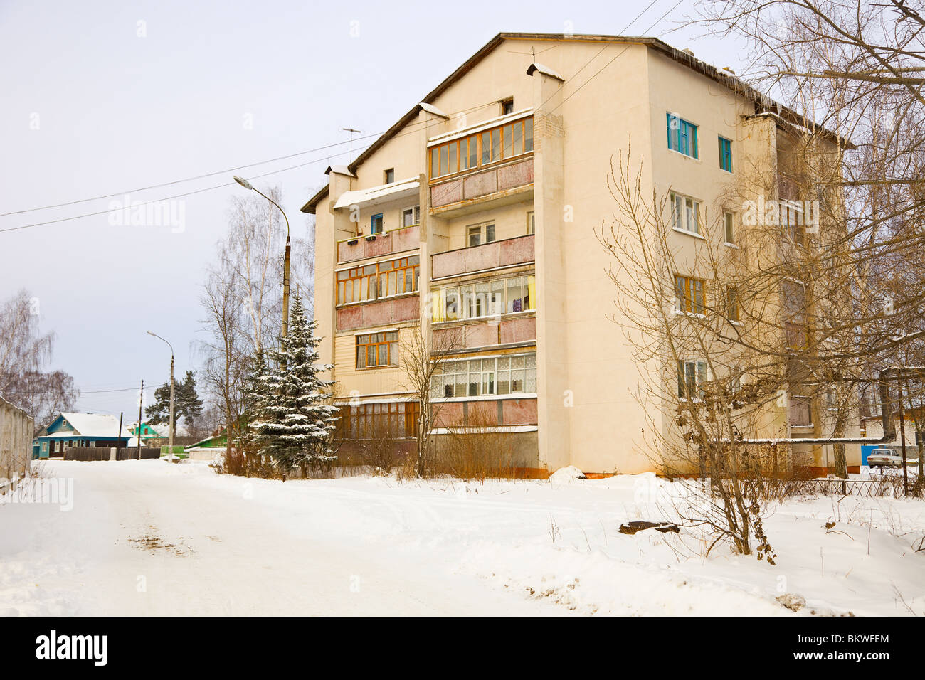 Altes Appartementhaus auf dem Lande - Winter Stockfoto