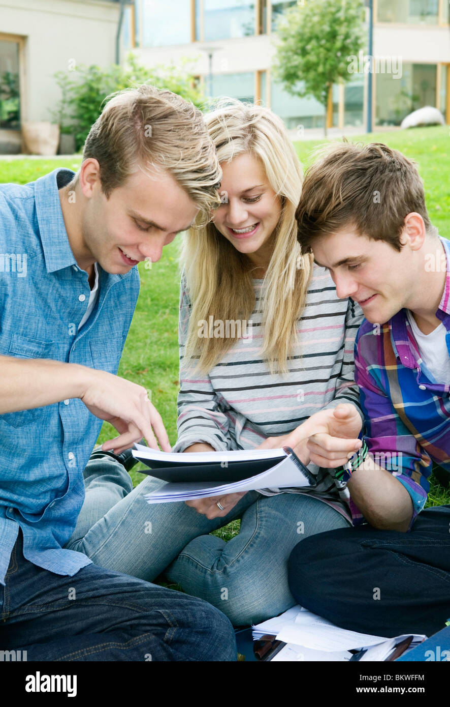 Drei Schüler konzentriert Stockfoto