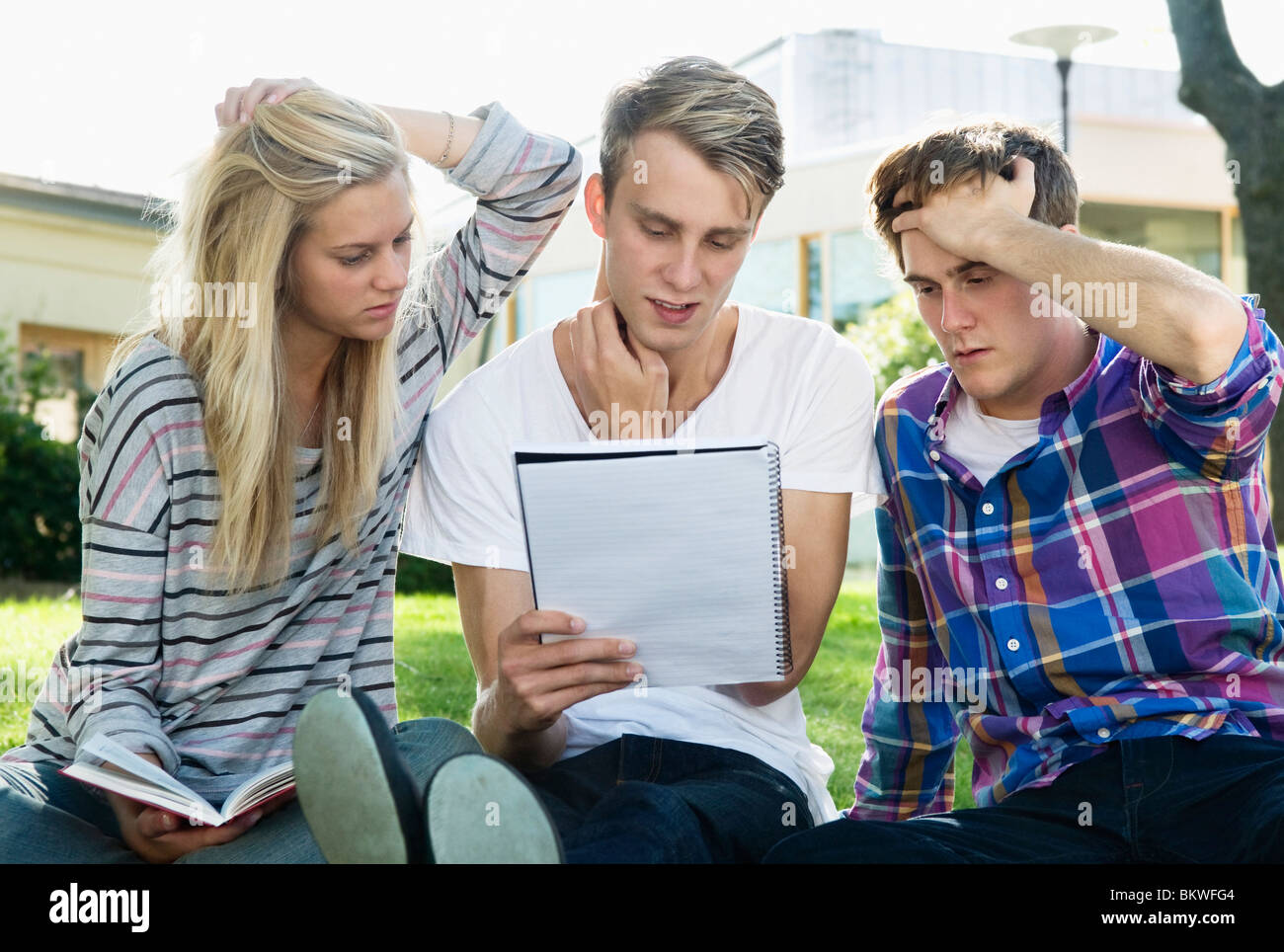 Drei Studenten studieren draußen Stockfoto