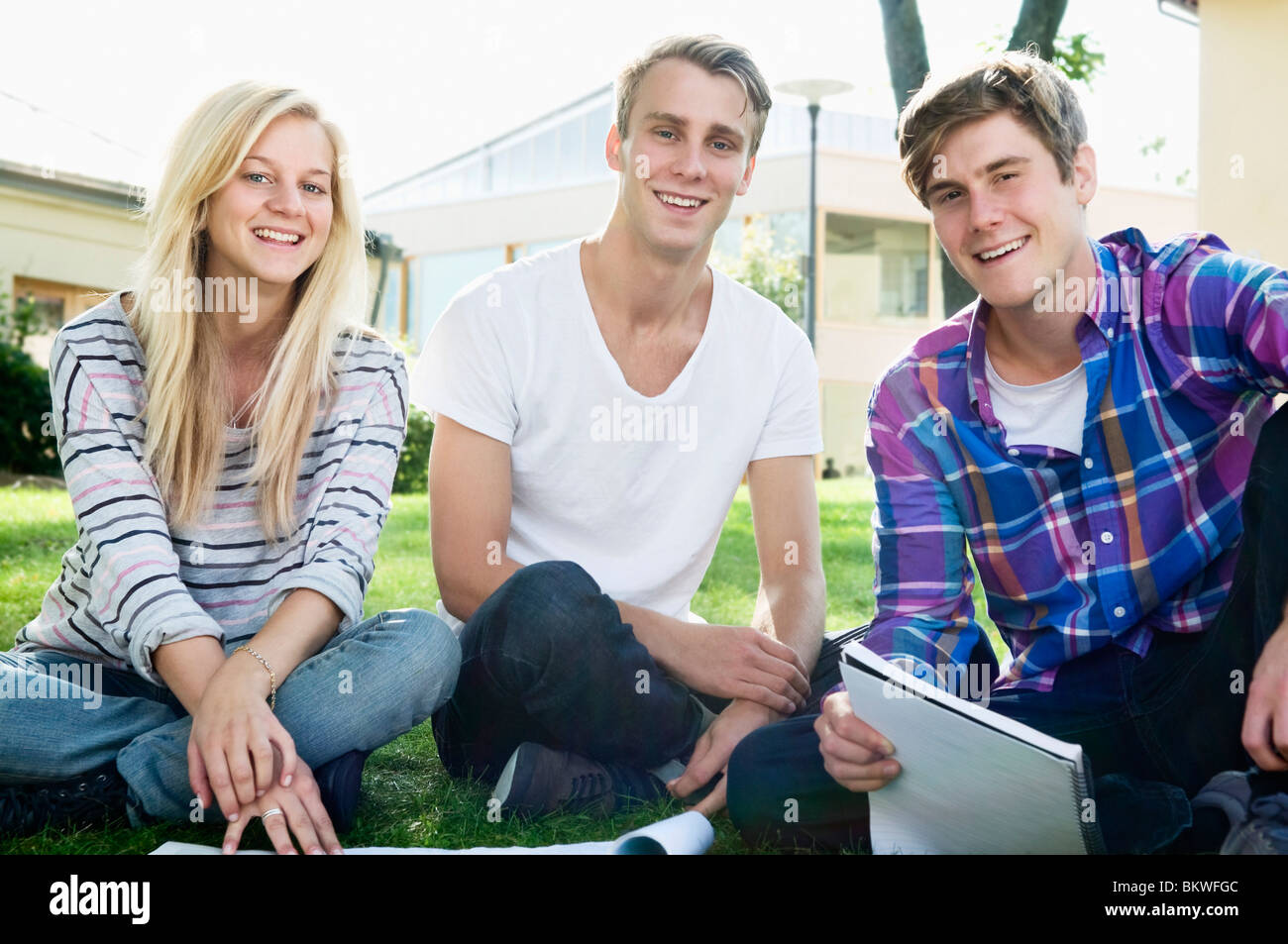 Drei glückliche Schüler im freien Stockfoto