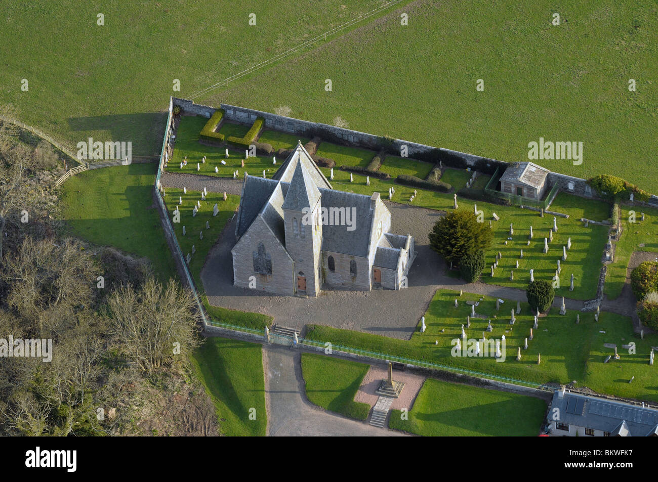 Eine Luftaufnahme eines ländlichen Kirche und Friedhof in Schottland Stockfoto